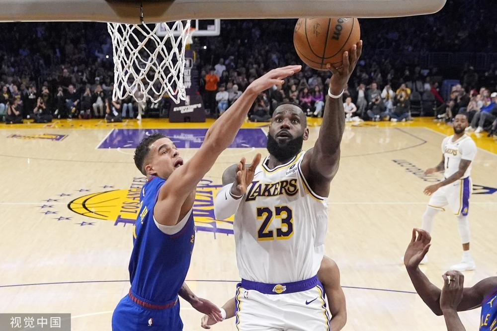 一个年纪轻 一个年纪轻